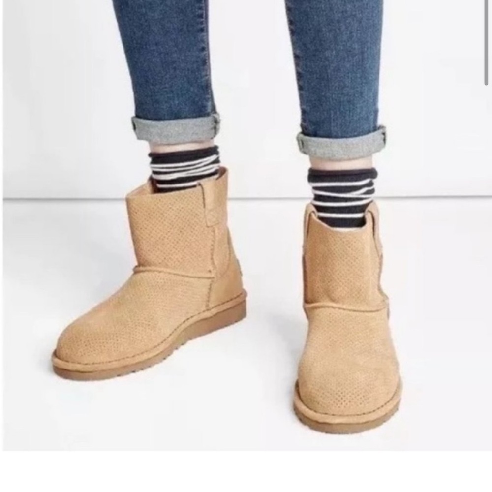 UGG Classic Short Ankle Boots light tan suede, women’s size 8